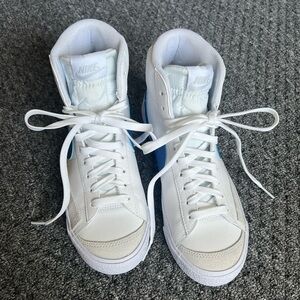 Nike Blazer Mid '77 youth size 6 (fits like 7 1/2 women’s) barely worn.